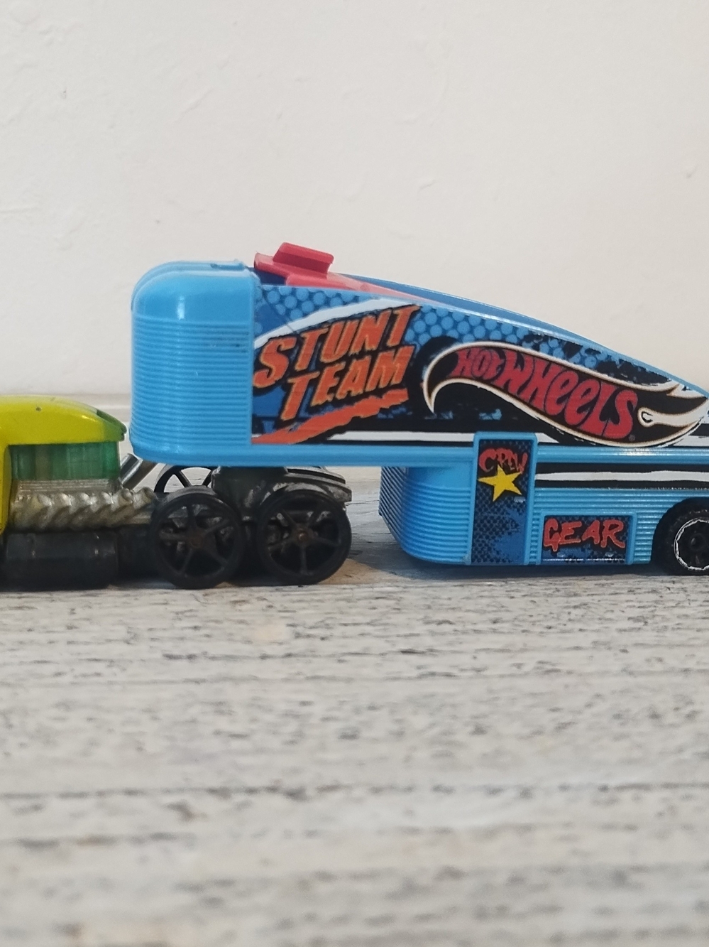 Hot Wheels Stunt Team Semi Truck and Trailer Toy metal and plastic Die cast